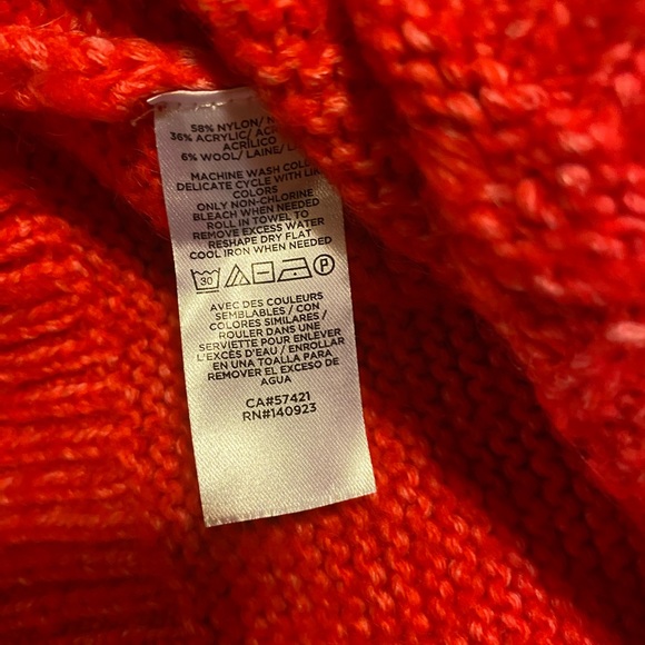 Loft Women's Cropped Turtleneck Chunky
Cable Knit Sweater Size small - Picture 5 of 6